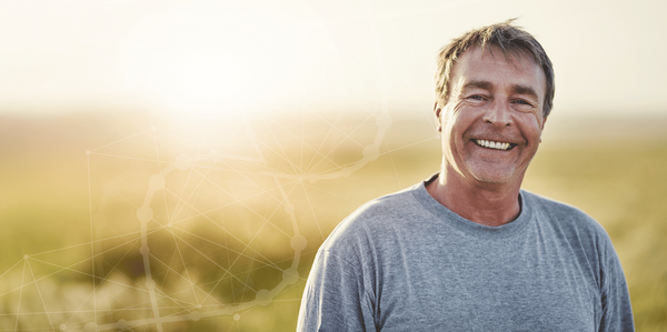 Lächelnder Mann mittleren Alters im Freien – Symbolbild für Prostatagesundheit und Prävention von Prostatakrebs.