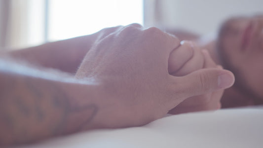Zwei Menschen halten sich an den Händen – Symbol für Nähe, Vertrauen und sexuelle Gesundheit.