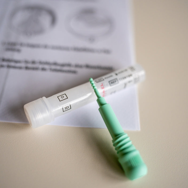 Probenentnahmestab und Röhrchen eines Darmkrebs-Vorsorge-Testkits zur Stuhlprobenentnahme.