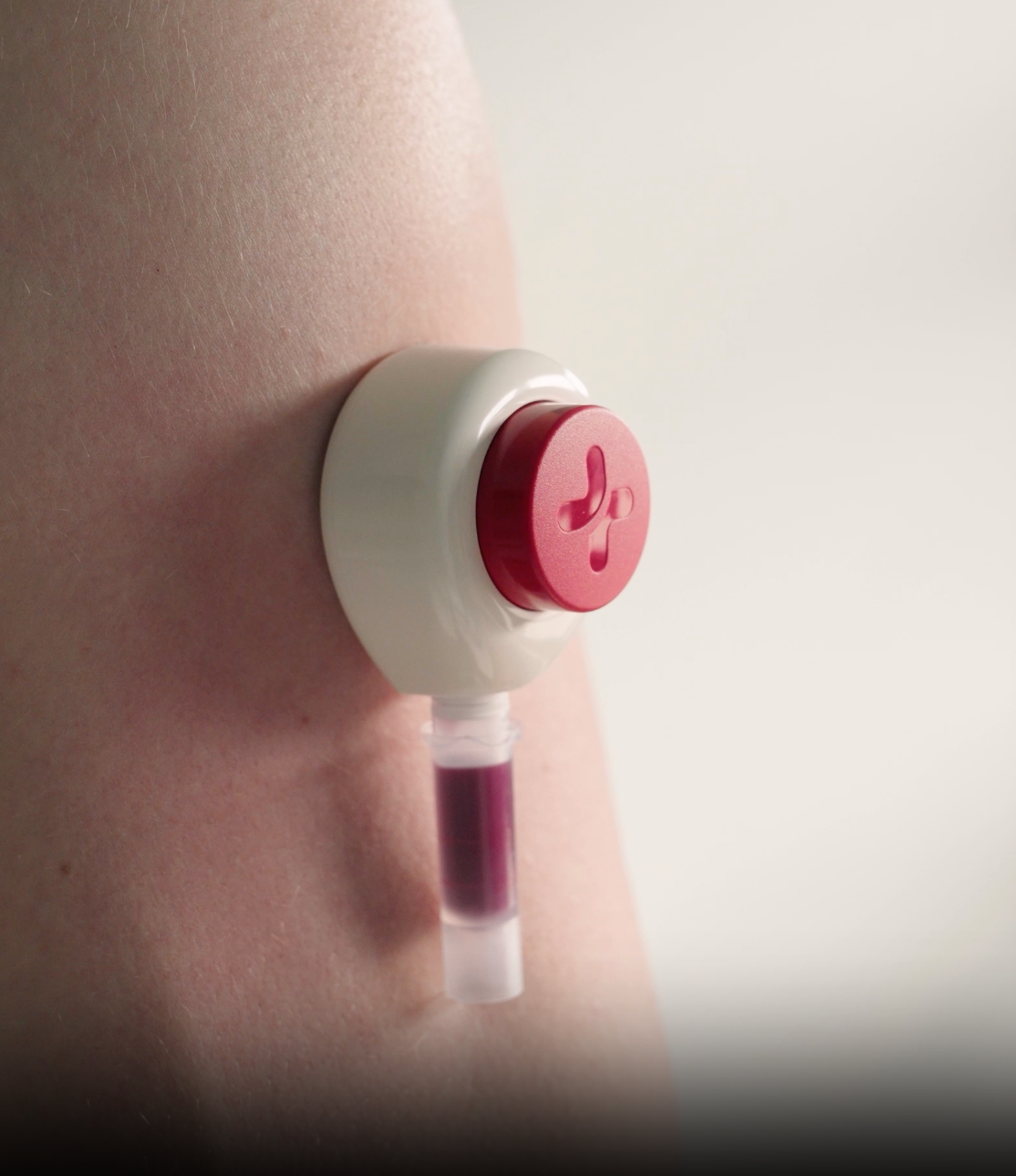 Video über die einfache und schmerzfreie Blutabnahme mit dem Tasso Gerät am Oberarm bei DoctorBox.