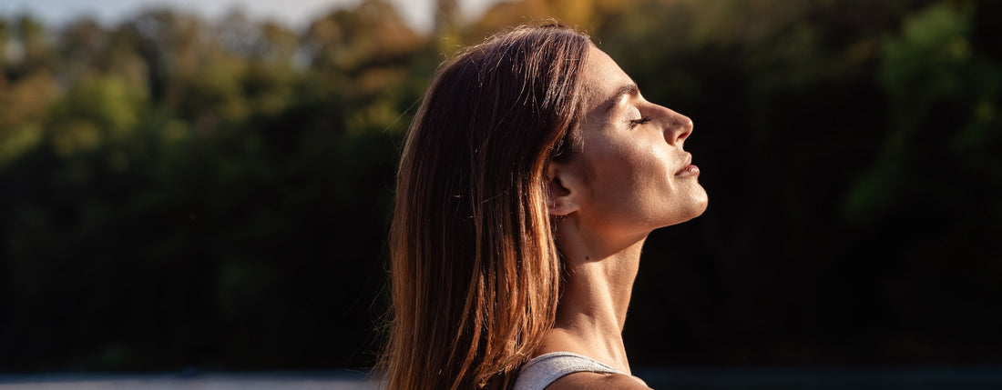 Vitamin D: Frau sammelt Vitamin D durch Sonnenlicht