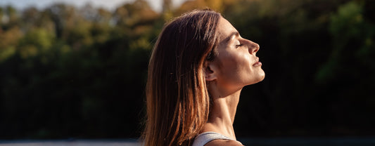 Vitamin D: Frau sammelt Vitamin D durch Sonnenlicht