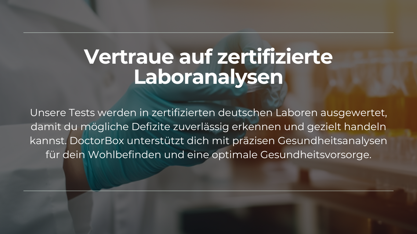 Bild zeigt einen Laborhintergrund mit einer Person, die Schutzhandschuhe trägt, und die Überschrift "Vertraue auf zertifizierte Laboranalysen". Darunter steht der Text: "Unsere Tests werden in zertifizierten deutschen Laboren ausgewertet, damit du mögliche Defizite zuverlässig erkennen und gezielt handeln kannst. DoctorBox unterstützt dich mit präzisen Gesundheitsanalysen für dein Wohlbefinden und eine optimale Gesundheitsvorsorge